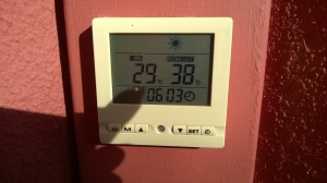 Mittarin kuva Baumes Les Damesin majoituksen terassilta 27.8 illalla n. klo 18; ulkolämpötila 38 astetta